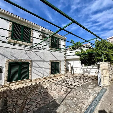 Apartment Jakov Razanj